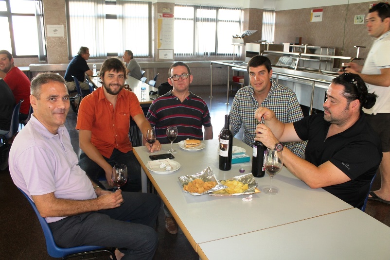 David López (centro), con el director de la EPSO, Juan José Ruiz (izda), y tres enólogos formados en la Universidad Miguel Hernández /B.Pardos