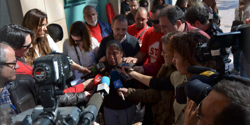 José Copete y una de las afectadas de la PAH frente a la oficina de Bankia en la Explanada de Alicante
