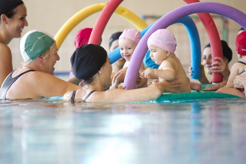 La estimulación acuática influye directamente en el desarrollo evolutivo de los niños en el medio terréstre y en el acuático