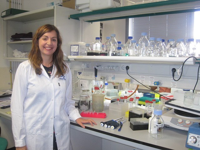 La investigadora Berta López en uno de los labotatorios del Instituto de Neurociencias de la UMH