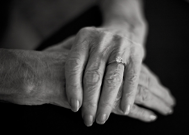 Día Mundial del Alzheimer. Ann Gordon My mom’s hands CC by Flickr