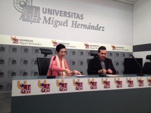 El vicerrector de Investigación e Innovación de la UMH, Manuel Jordán, y la vicerrectora adjunta para la Innovación Tecnológica de la UMH, Asunción Martínez presentan FECITELX.  