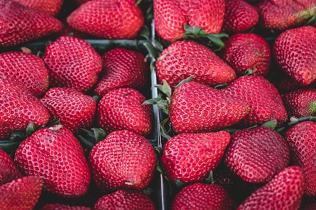 strawberries-1326148_640